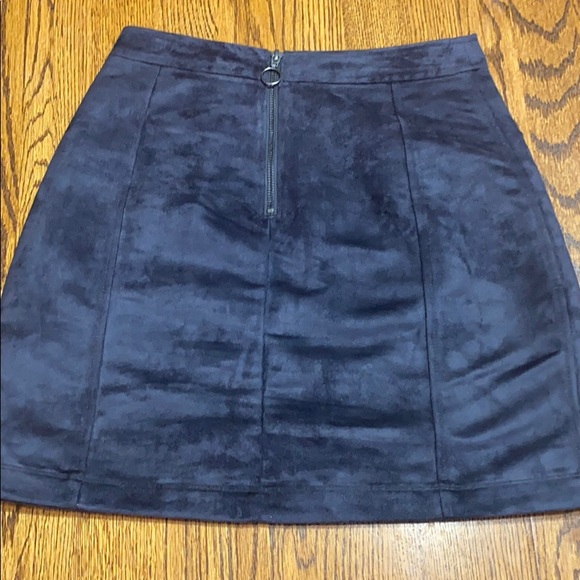 Old Navy Faux Suede Mini Skirt Black Women’s Size 0 - Picture 2 of 4
